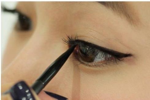come disegnare le frecce di fronte a un eyeliner liquido